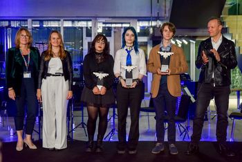 Laureaci konkursu oraz kierownictwo Festiwalu Żywioły. Od lewej: Maria Andrzejewska (Dyrektor Generalna UNEP/GRID-Warszawa), Marta Krawczyk (dyrektor merytoryczna festiwalu), Amelia Rauch (3 miejsce), Nina Wyrzykowska (2 miejsce), Franciszek Maciążek (1 miejsce) oraz Paweł Pudło (dyrektor festiwalu).
