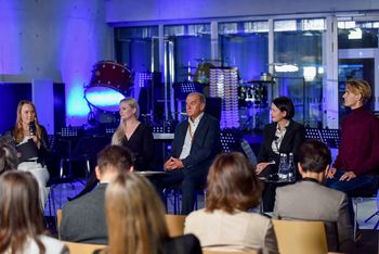 Uczestnicy debaty. Od lewej: Marta Krawczyk, Marta Promińska, Leszek Baraniewski, Dorota Zawadzka-Stępniak oraz Igor Grochal.
