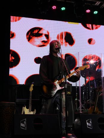 Kurt Cobain in action
