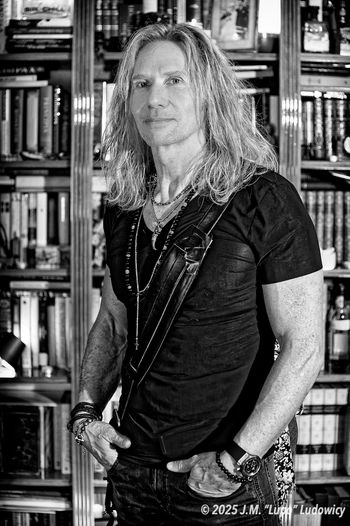 Paul Hoffmann - Vocals / Guitars
