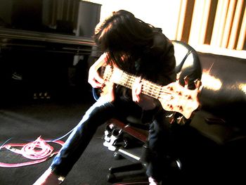 Amanda Ruzza
Bass guitars
