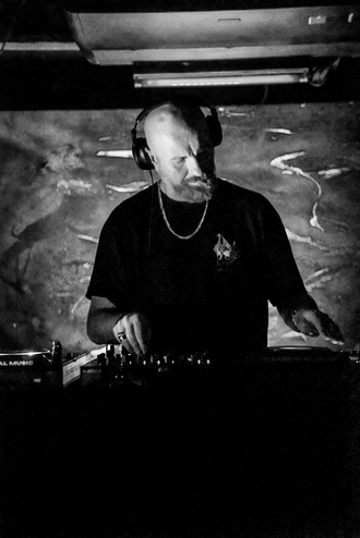 Club DJ set, immersive progressive electronic performance, live structural mixing,