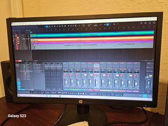 RiffQueen's DAW monitor/songwriting image