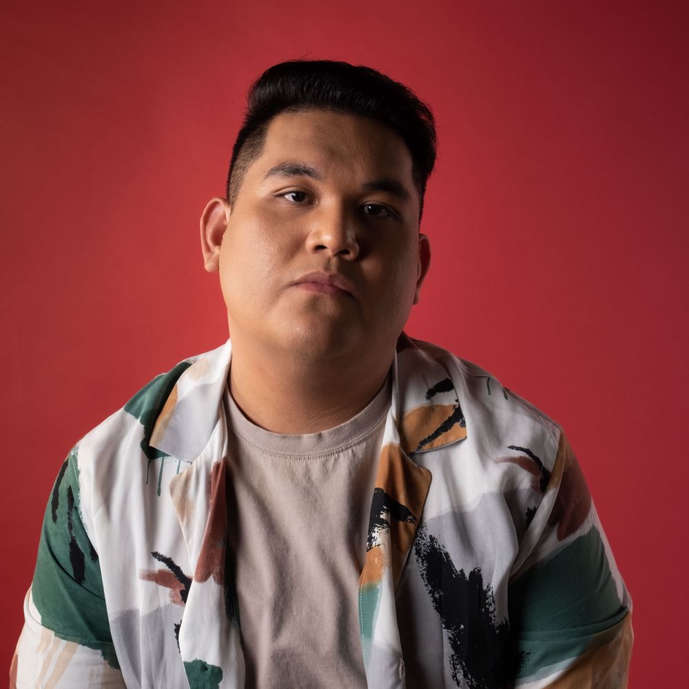 Argel MDR infront of a red background