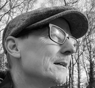 Daniel Wöltgens, indie folk and acoustic pop singer‑songwriter creating warm, emotional acoustic storytelling music with honest vocals and a personal, narrative style.