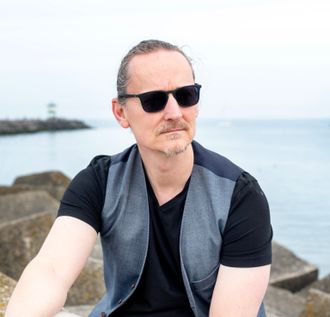 Daniel Wöltgens, indie folk and acoustic pop singer‑songwriter creating warm, emotional acoustic storytelling music with honest vocals and a personal, narrative style.
