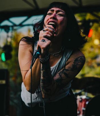 put.over.photo of @comemierdaband
