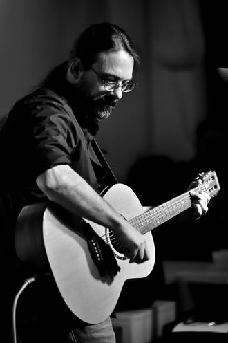 Stilvolles Schwarz-Weiß-Foto von Musiker Andy Wilsing – Konzentrierter Gitarrist für emotionale und ruhige Live-Musik bei Hochzeiten."