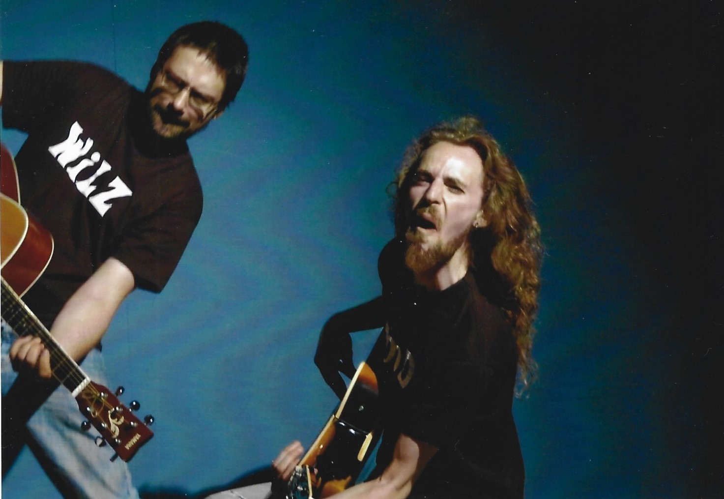 Acoustic Rock Duo WilzWood mit Benni Holz am FratlessBass
