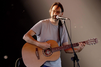 Andy Wilsing – Professioneller Hochzeitssänger und Live-Musiker mit Gitarre am Mikrofon für Events in Karlsruhe und Baden-Württemberg