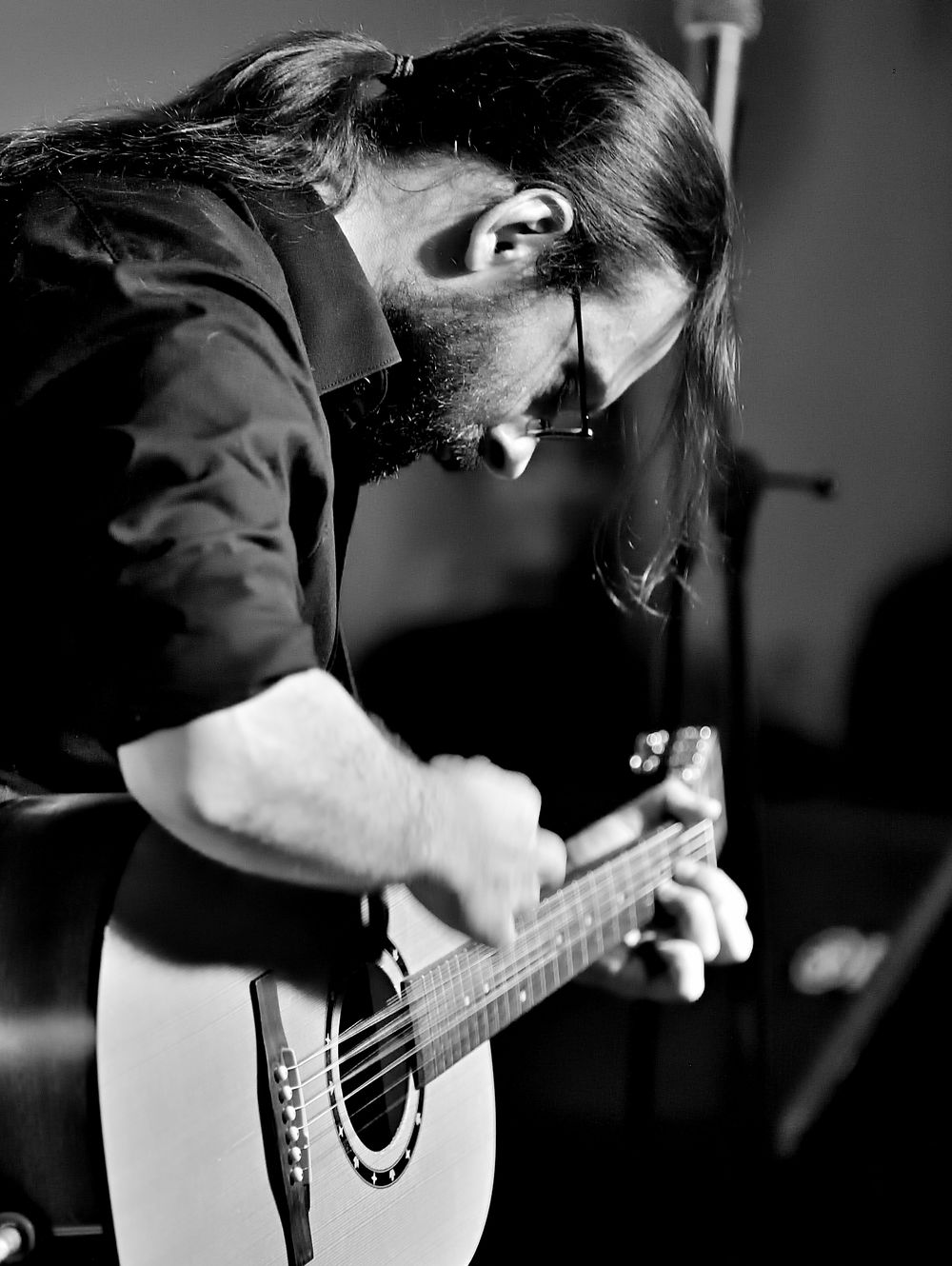 Künstlerisches Schwarz-Weiß-Foto von Musiker Andy Wilsing – Konzentrierter Gitarrist für gefühlvolle Live-Musik bei Hochzeitszeremonien