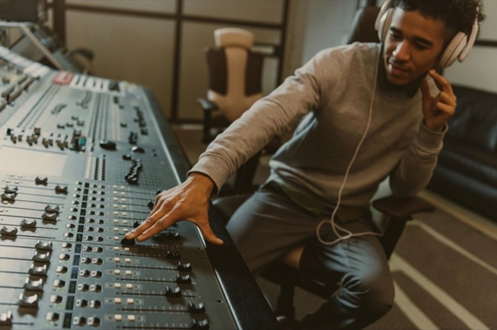 Learn how to become a music producer. Free online classes and courses. 