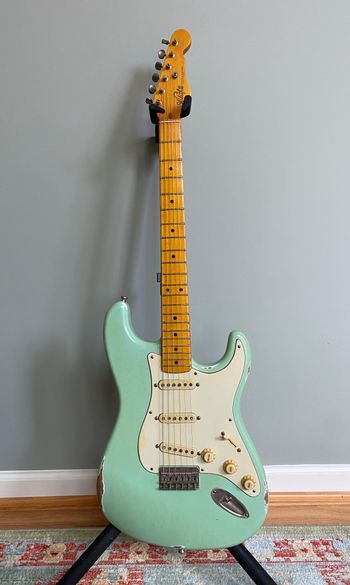 Custom made Stratocaster-type by Charles Whitfill.
https://www.whitfillcustomguitars.com
