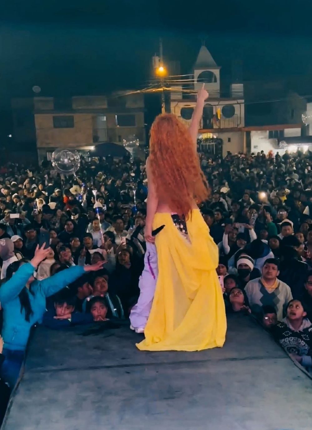 ¡Contrataciones abiertas! Disfruta el mejor show musical en vivo con Jeanneth La  Chica Fuego. Cantante profesional para eventos, discotecas, fiestas. ¡Reserva hoy y encendamos tu escenario!