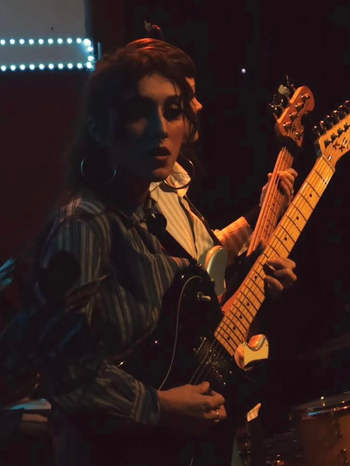 Zoe Muraccioli - Guitar
