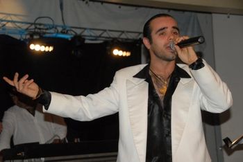 jomani-on-stage-with-white-jacket
