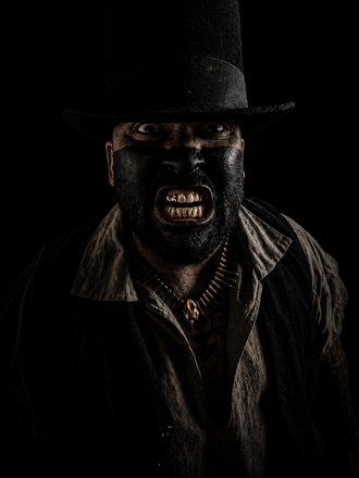 Black Ash – düsteres Victorian-Gothic-Porträt mit schwarzem Zylinder, goldenen Zähnen und bedrohlichem Blick. Cinematischer Horror trifft auf viktorianische Unterwelt, dunkle Schatten und Got