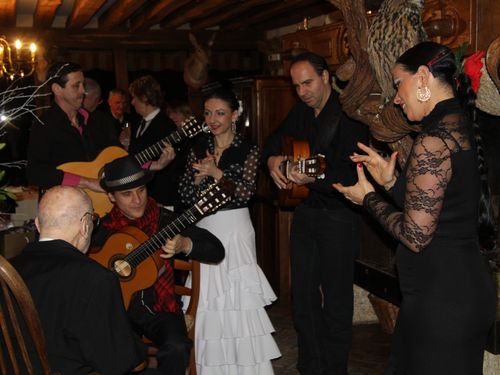 Groupe de musique dans le Gard spécialisé rumba flamenca & gipsy. 30 ans d'expérience, danseuses flamenco, mariages, cocktails à Nîmes, Alès, Uzès.