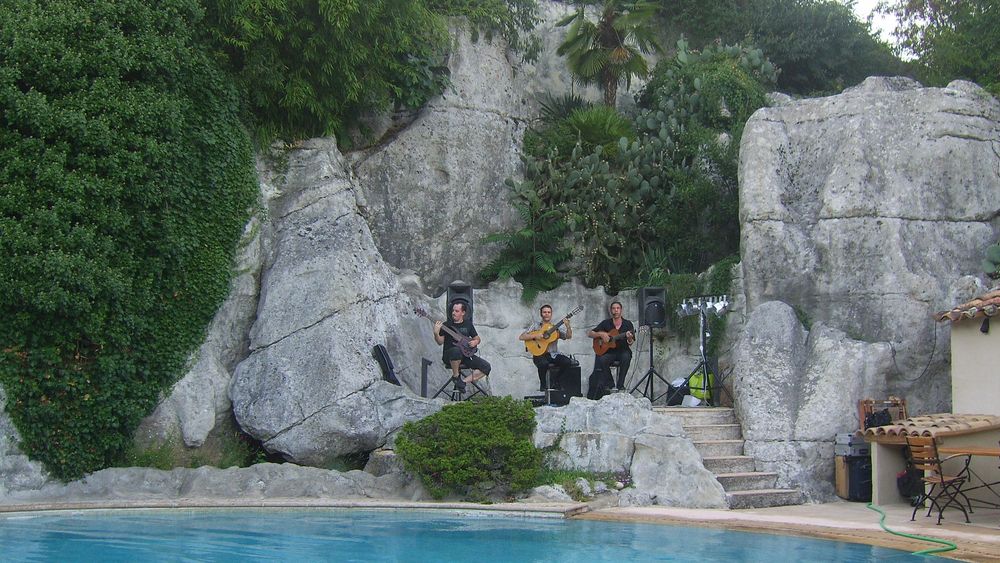 Groupe de musique flamenco Rumba y Mas, spécialisé en rumba flamenca et musique espagnole pour concerts, mariages, soirées privées et événements.guitariste musicien style Espagne hispanique 
