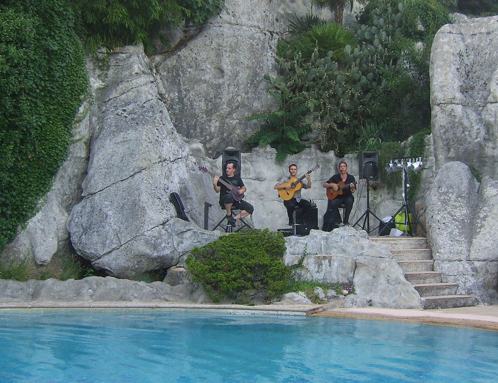 Groupe de musique flamenco Rumba y Mas, spécialisé en rumba flamenca et musique espagnole pour concerts, mariages, soirées privées et événements.guitariste musicien style Espagne hispanique 
