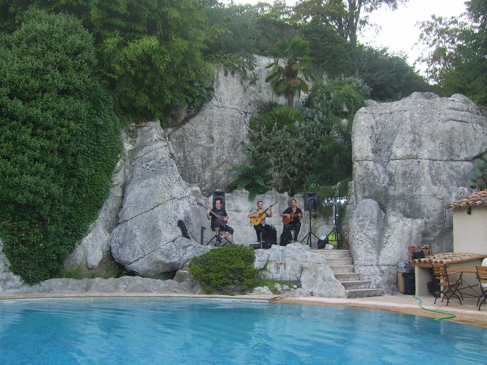 Groupe de musique flamenco Rumba y Mas, spécialisé en rumba flamenca et musique espagnole pour concerts, mariages, soirées privées et événements.guitariste musicien style Espagne hispanique 