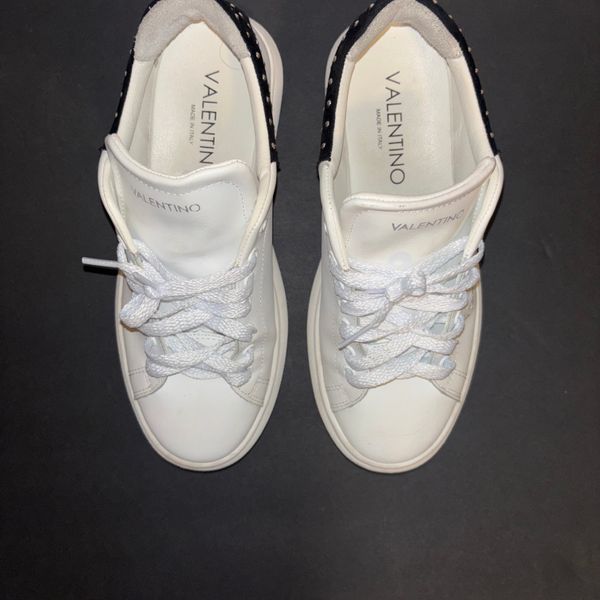 PRE-OWNED -GOOD Women Valentino size 7.5 White/Black Low Top Lace Up Sneakers Studded Heel Tab Athletic