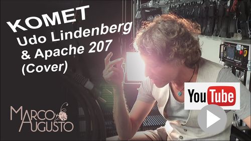 Marco Augusto am Keyboard, schick gekleidet, zählt den Song "Komet" von Udo Lindenberg ein - eigene unplugged Coverversion mit Piano, Gesang, Bass. In der Eventakademie Baden-Baden produziert