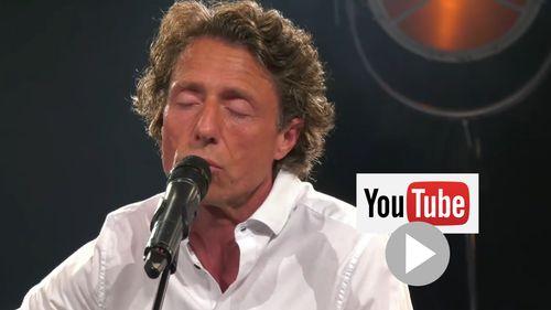 Marco Augusto bei seinem Solo-Konzert im Palatin Wiesloch, an der Gitarre + Piano, zwei italienische Popsongs gesungen (Due cuori, Sternenzelt), beide auf seinem Album "Per amore alla vita"