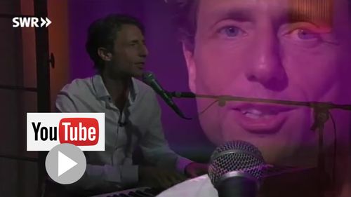 Marco Augusto im SWR-Fernsehen bei "Kaffee oder Tee" solo am keyboard, seinen italienischen Song "Farfalla" singend, wunderbar beleuchtet von den violetten TV-Spots. Italo-Pop fürs Herz.