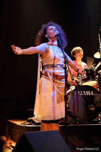 Lida Tutuola · Live performance -
Photo: Yevhen Shabatin
