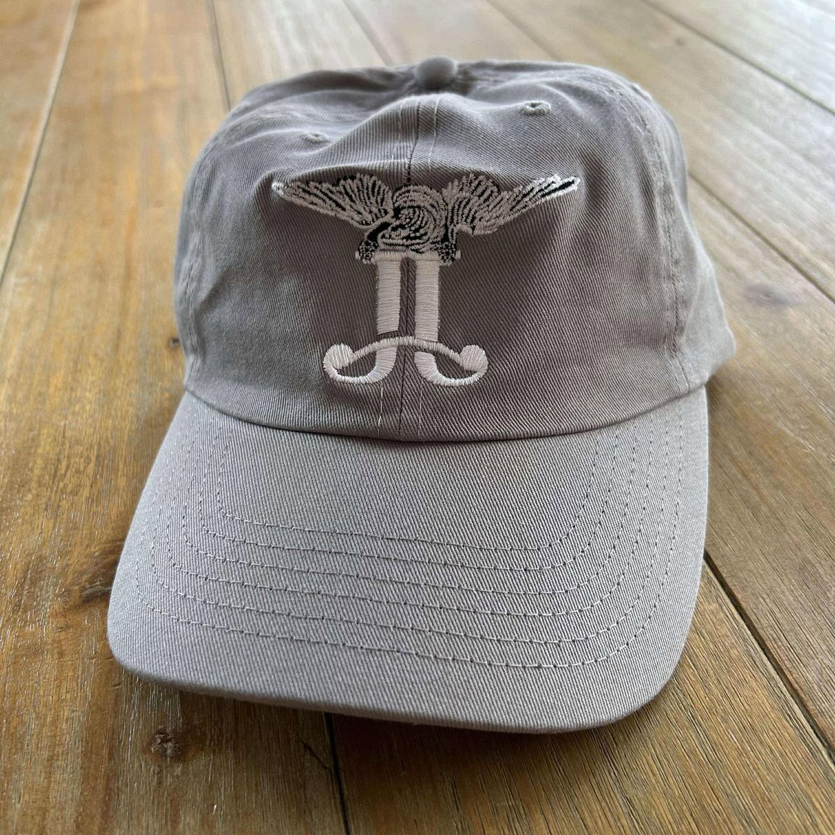 Hat with logo - grey
