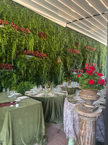 A hidden garden in the heart of Chicago. Galleria Marchetti pairs timeless architecture with lush surroundings for an effortlessly elegant setting.
