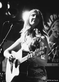 Gia Warner Acoustic Solo