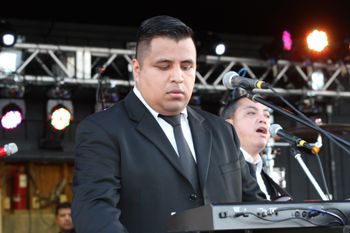 Juan Zea....Vocal/Pianista...
