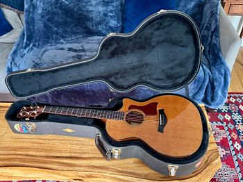 Original case is in perfect working order and is in superb condition.
