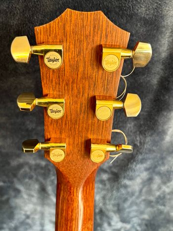 Original tuning keys in perfect working condition.

