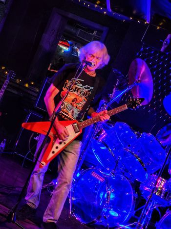 Mike live on the Flying V guitar

