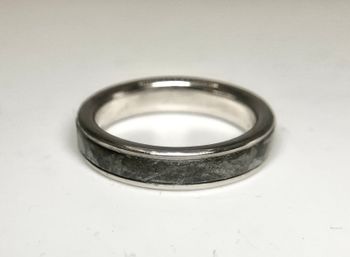 Platinum band with meteorite inlay. This octahedrite, iron material was sourced from the Aletai meteorite in China ☄️
