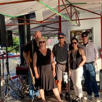 The Cobblestones Band Perform
