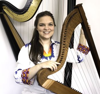 Milena Hoge - harp.
