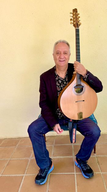 Carlos Beceiro - bouzouki, guitar.
