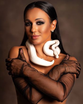 Anna Dangerous Illusionist Stars in
Super Stars of Magic

