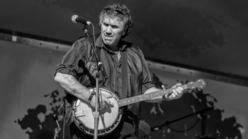 Eric - demonstrating "how NOT to play the banjo"
