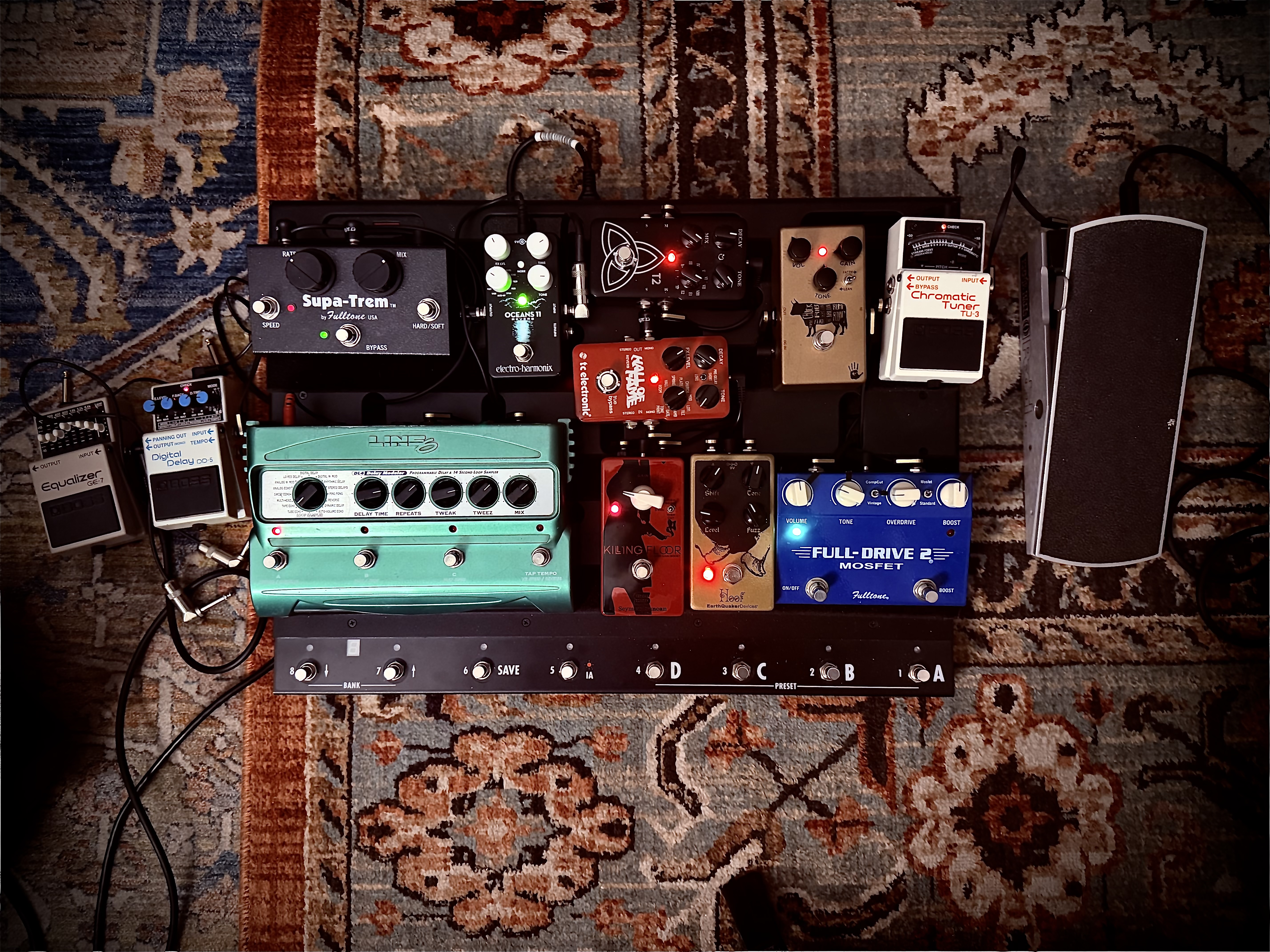 Y411 Lisa Bodnar and Whistlegrass Guitarist, Dann Araque's Pedal Board Set Up 