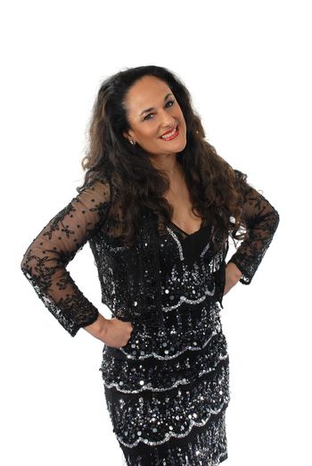 Vocalist Entertainer Elvy Rose
