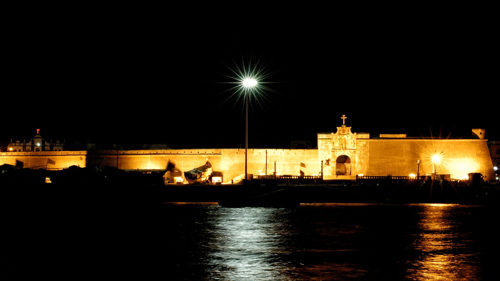 Night photo of the Small Daman fort