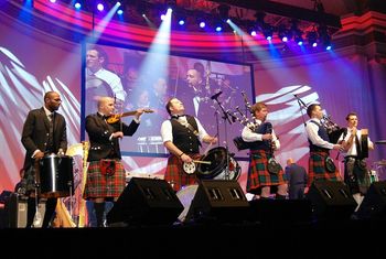 The AMERICAN ROGUES with the United States Air Force Symphony at DAR Constitution Hall, Washington, D.C.  Photo by Wayne David.
