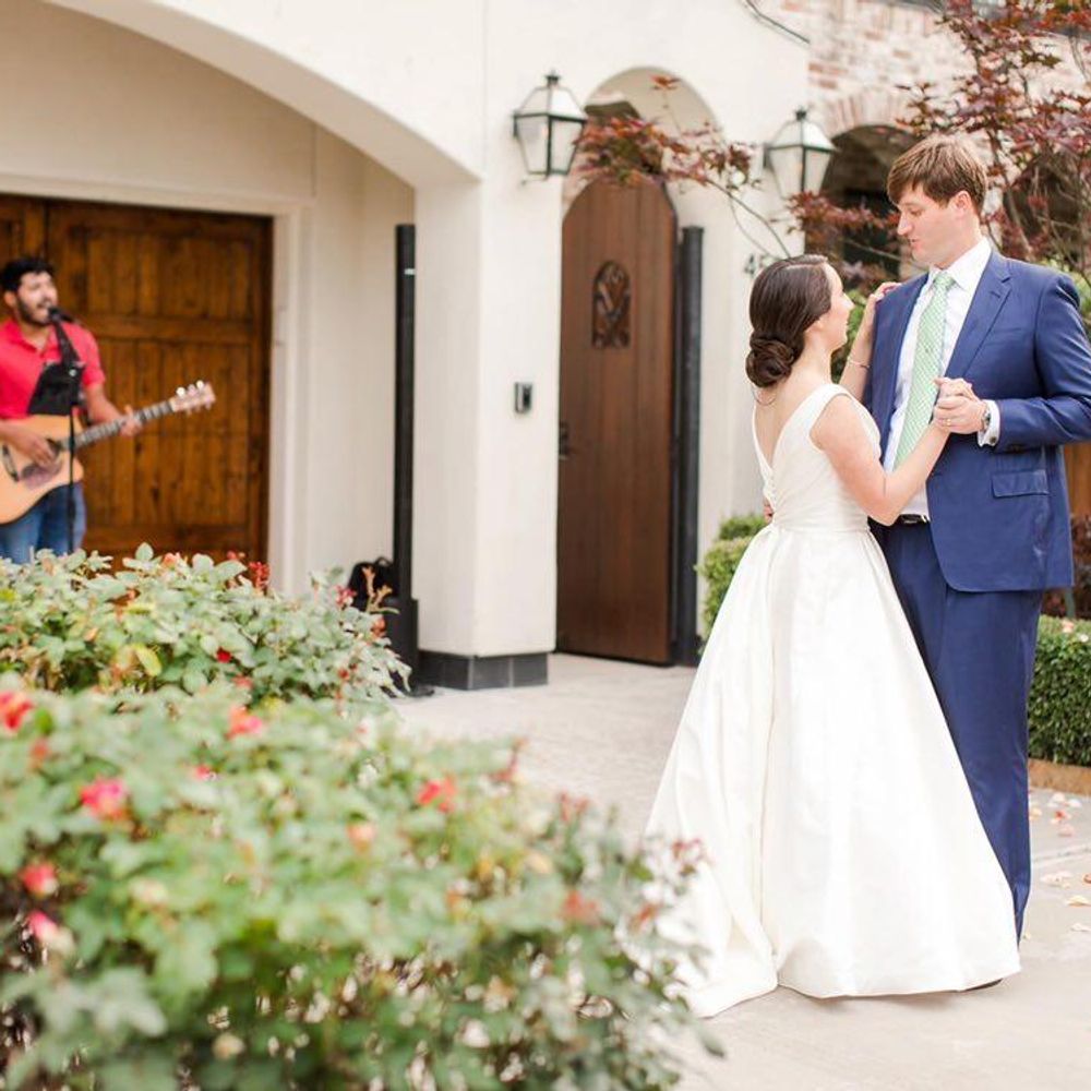 Live music for a bride and groom's first dance