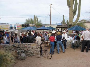 2007 - Filly's in Apache Junction, AZ is becoming a favorite and frequent stop of ours.
Steve and Lisa Fleming have created a wonderful environment for music and the
best broasted chicken we've ever tasted
