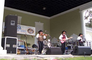 2006 - Florida - It's kind of like playing on the front porch in
the land of the giants!
